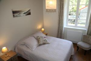 sypialnia z łóżkiem z poduszką i oknem w obiekcie Villa Victoire w mieście Aulos