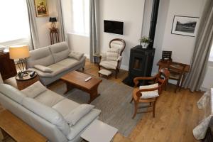 uma sala de estar com um sofá e uma mesa em Villa Victoire em Aulos