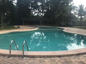 - une piscine d'eau bleue dans la cour dans l'établissement Hotel Puuc, à Oxkutzcab