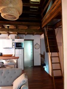 una cocina y una sala de estar con una escalera a un loft en Preciosa Casita Cerca Del Mar, en Valencia