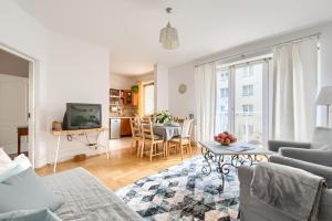 華沙的住宿－奧拉公寓，客厅配有沙发和桌子