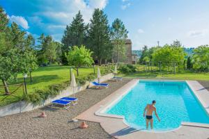 Bazén v ubytování Agriturismo La Ripolina nebo v jeho okolí