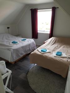 um quarto com 2 camas e toalhas em 1 Room in The Yellow House, close to Airport & Lofoten em Evenskjer