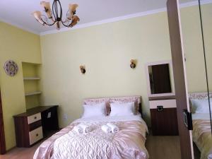 - une chambre dotée d'un lit avec deux masques dans l'établissement Lviv City Apartment, à Lviv