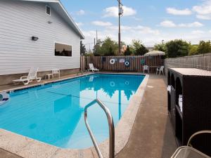 Bazén v ubytování Red Lion Inn & Suites Grants Pass nebo v jeho okolí