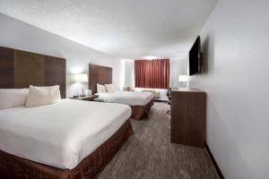 Postel nebo postele na pokoji v ubytování Red Lion Inn & Suites Grants Pass + 25 fotografií