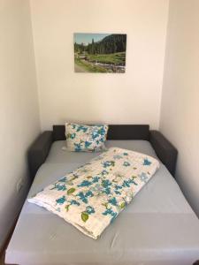 ein Bett in einem Zimmer mit einer Decke darauf in der Unterkunft Bleierhof Apartment in Kartitsch