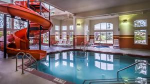 Bazén v ubytování Service Plus Inns and Suites Calgary nebo v jeho okolí