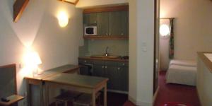 Kuchyň nebo kuchyňský kout v ubytování Cit'Hotel Avallon Vauban