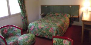 Postel nebo postele na pokoji v ubytování Cit'Hotel Avallon Vauban