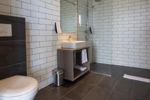 uma casa de banho com um lavatório e um WC em Milk Factory em Höfn
