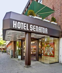 Hotel Senator Hamburg في هامبورغ: علامة ندوة الفندق أمام متجر