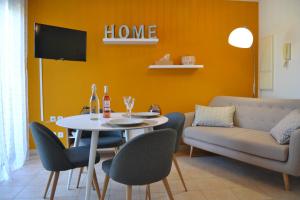 a living room with a table and chairs and a couch at La Merveille de VERMEIL - Parking - Climatisation - Terrasse in Albi