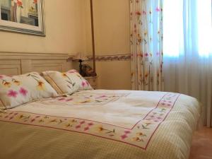 タベルネス・デ・ラ・バルディグナにあるRetiro Playa y Spaのベッド(白いシーツ、ピンクの花付)