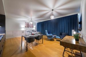 een keuken en een woonkamer met een tafel en stoelen bij Studio des princes in Luik