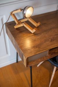 a lamp on top of a wooden table at Studio des princes in Liège