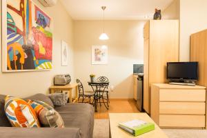 TV tai viihdekeskus majoituspaikassa Cormier's Studio Guest suites