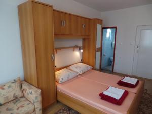 mały pokój z łóżkiem i krzesłem w obiekcie Apartment in Medulin/Istrien 9044 w Medulinie