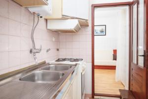 Kuchyň nebo kuchyňský kout v ubytování Apartments Nikolic