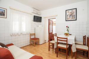 TV a/nebo společenská místnost v ubytování Apartments Nikolic