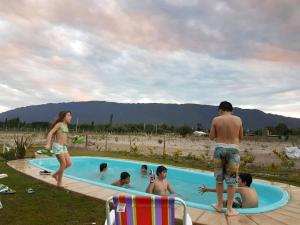聖胡安的住宿－Barrio Privado Los Sauces，一群人在游泳池里