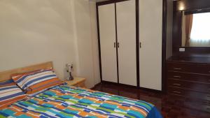 1 dormitorio con 1 cama y vestidor en Lujoso departamento, en Quito