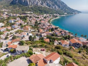 an aerial view of a village next to the ocean at Apartments Nikolic in Gradac