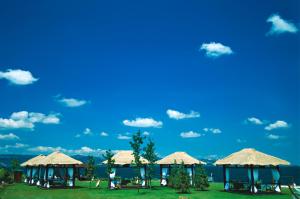 um grupo de cabanas com um céu azul e nuvens em Richmond Nua Wellness Spa - Adult Only em Sapanca