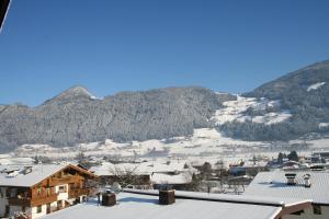 Vista generica sulle montagne o vista sulle montagne dall'interno dell'appartamento