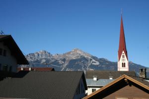 Vista generica sulle montagne o vista sulle montagne dall'interno dell'appartamento