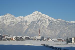 Vista generica sulle montagne o vista sulle montagne dall'interno dell'appartamento