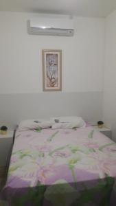 1 dormitorio con 1 cama con manta rosa y blanca en HBC 15, en Natal