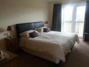 um quarto com uma cama grande e uma janela em The Castle Inn em Market Drayton