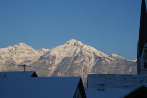 Vista generica sulle montagne o vista sulle montagne dall'interno dell'appartamento