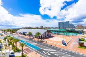 北谷町卡凯莫普酒店的一条城市街道,有一座建筑和一个篮球场 更多37张照片