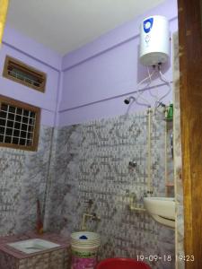uma casa de banho com um lavatório e um WC. em VAMOOSETRAIL PASIGHAT(1) em Pasighat