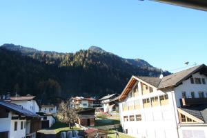 Vista generica sulle montagne o vista sulle montagne dall'interno dell'appartamento