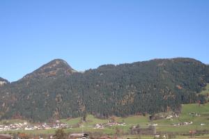 Vista generica sulle montagne o vista sulle montagne dall'interno dell'appartamento