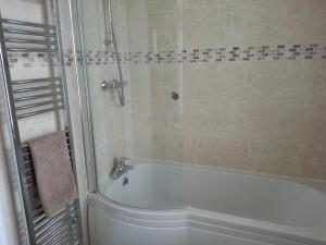 La salle de bains est pourvue d'une baignoire et d'une douche. dans l'établissement The Castle Inn, à Market Drayton