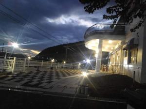 un edificio con le luci accese di notte di Hot Spring Hill B&B a Checheng