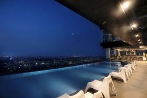 Bazén v ubytování The Zuri Hotel Palembang nebo v jeho okolí