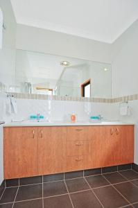 Ένα μπάνιο στο Sensational Heights Bed & Breakfast +16 φωτογραφίες