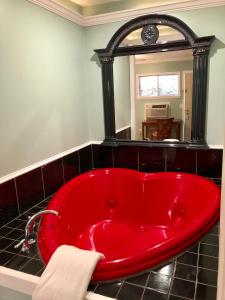 La salle de bains est pourvue d'une baignoire rouge. dans l'établissement Atlantis Inn - Tybee Island, à Tybee Island