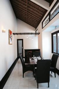 comedor con mesa y sillas en The Lagoon Bali Pool Hotel and Suites, en Legian