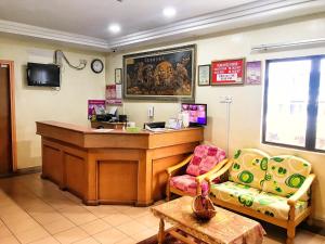 a waiting room with a cash register and a chair at Hotel Sri Raub in Raub