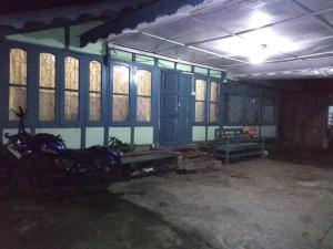 an empty room with a building with windows and a room with at Anne Homestay in Hāpoli