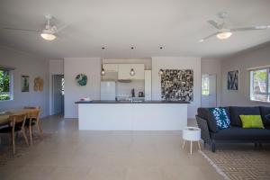 Kuchyň nebo kuchyňský kout v ubytování Manuia Beach Resort