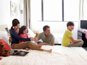Télévision ou salle de divertissement dans l'établissement Novotel Andorra