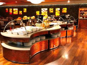 a bar with a lot of drinks in it at Novotel Andorra in Andorra la Vella