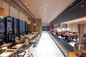 Un comedor con mesas y sillas en un restaurante. en Yuluxe Hotel Chengdu, en Chengdú